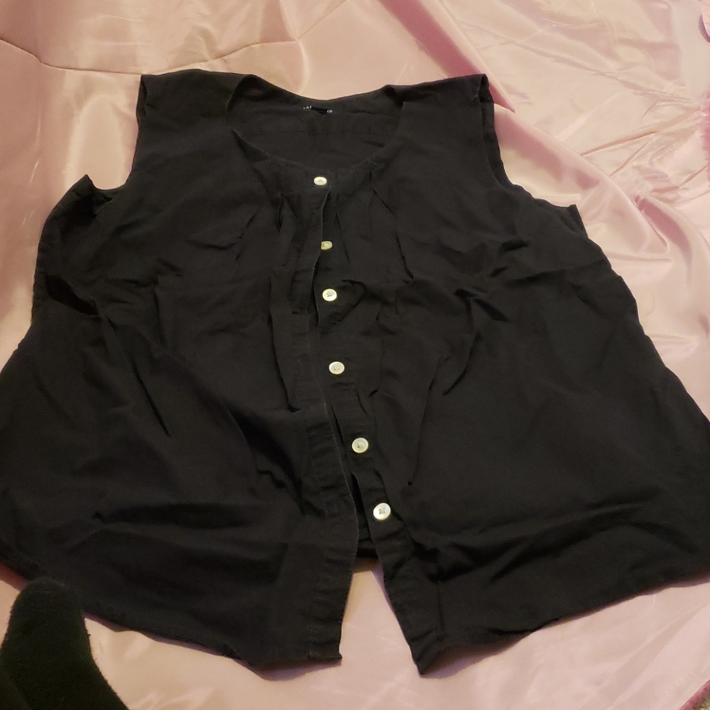 Very nice button up sleeveless top.